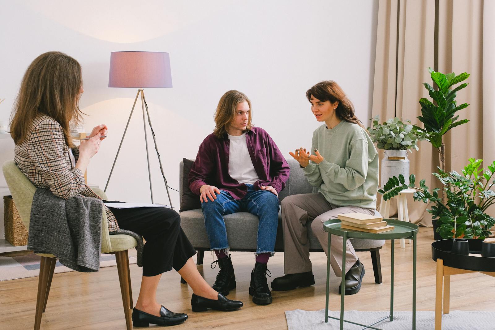 Therapist and user in guided session